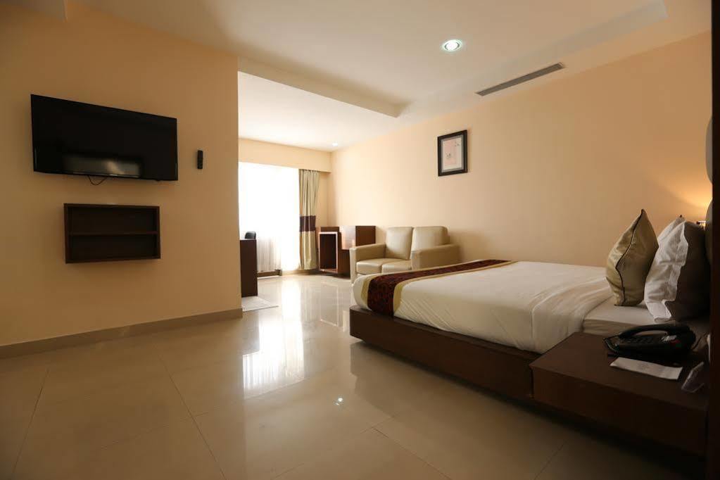 The Contour Hotel Guwahati Exterior foto
